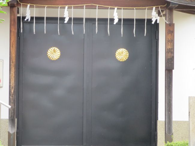 お！菊のご紋！<br /><br />崇徳天皇の魂をしずめるために、建てられたという話を聞いたことがあります。<br /><br />崇徳天皇社と書いて「すどうてんのうしゃ」と読みます。