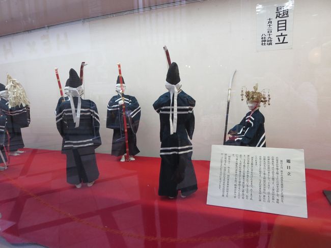 東向商店街の中の、南都銀行のショーウィンドウ