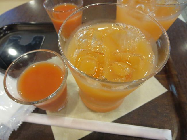 近鉄奈良駅構内のカフェで、モーニングをいただきます。<br /><br />左：無料でついてくるサービスのオレンジジュース<br /><br />右：ピンクフルーツグレープジュース