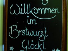 さあ、もうあっという間に夕食の時間です。
今日はたくさん歩いたー！

通りがかってすっごく可愛い外観のお店だったので入ったのが「ニュルンベルガー・ブラートヴルスト・グレックル」というお店★
その名の通りニュルンベルクのソーセージがいただけるのです。
2年前もニュルンベルガーソーセージ食べたけど美味しいのよね。
ここはミュンヘンだけれど入っちゃいました♪

このウエルカムボード、可愛すぎる＞＜