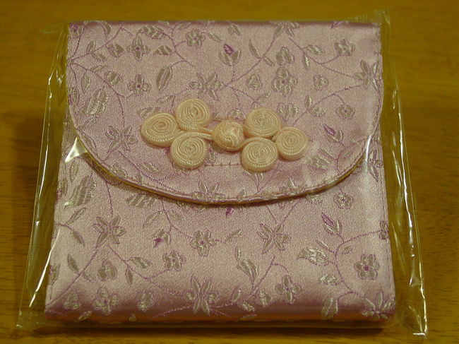 中山にあるお土産屋さん、雲彩軒　中山店。今回の旅は中山駅近くのホテルだったので行ってみました。こちらのお店は日本語ＯＫ、店内もきれいです。価格もそれなりですが、私は大切な人へのお土産を購入するのに適しているお店だと思いました。店内を見ていても店員さんは必要以上に近づいてこないので、じっくり考えることができます。<br />これは自分用に購入したお土産。ナプキン入れ２２０元。開閉はマジックテープ式、三つ折りで１つずつ入れるポケットが３つあります。色も豊富にありました。帰国してから職場で早速使っていますが、とても便利です。