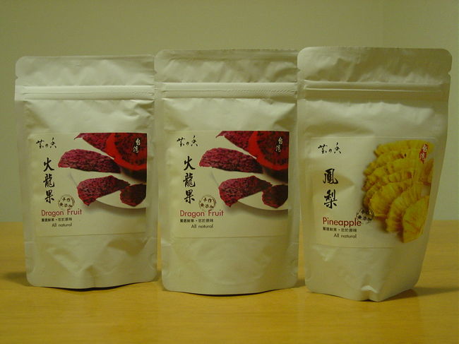 オーガニックドライフルーツ。パイナップルとドラゴンフルーツです。こちらのシリーズはオーガニックであることはもちろん、砂糖をまぶしていないところがお気に入りです。ドラゴンフルーツのドライフルーツは珍しいのでお世話になっている方にお土産にしました。個人事業主の方なので「龍」と言う文字が入っていることを大変喜んでくれました。お味も美味しいです。<br />ドラゴンフルーツ：２８０元<br />パイナップル：２５０元