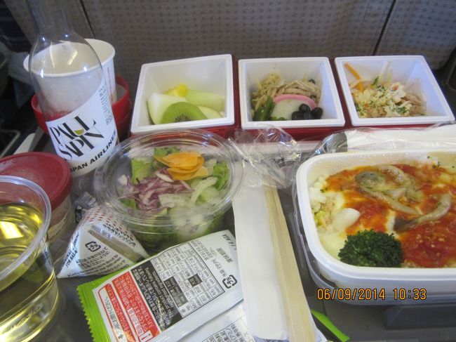 今回は朝のJAL便。食事は、ドリア。今思えば、帰りよりは断然良い。朝からワイン。