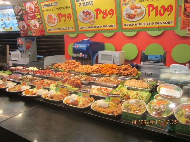 近所のモール、Robinsonsのフードコートでのフィリピン料理。こんなに安くて、多種多様。すべて食べたいけど、ダイエット中です。
