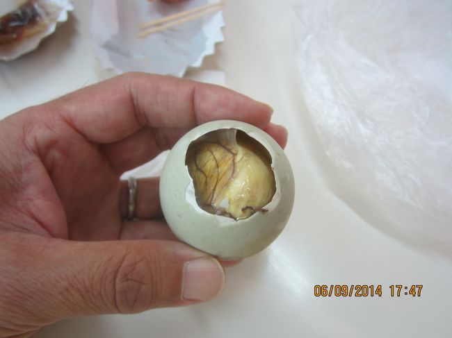 モールRobinsosのスーパーマーケット内のフードコートでバルート。前回は断念しましたが、初トライ。先端から割って、殻をはがしていきます。塩をつけて・・・。固ゆでのゆで卵風。ウマイ。前にいたオバアサンから、お前も今日からフィリピン人だ、と。