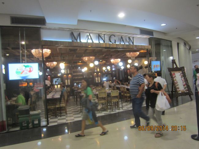 到着日は、モールRobinsonのレストランManganでフィリピン料理。