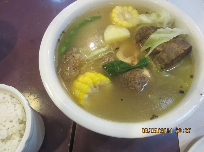 メインはブラロ。骨付き牛肉を煮込んだもの。骨髄まで入っている。こいつがウマイ。