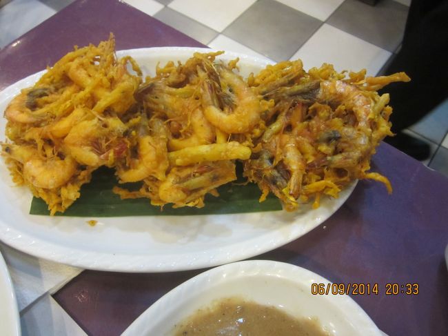 まさに、日本のエビの掻き揚げのウコイ。フレンチ風のドレッシングで食べる。ドレッシングは良いが、ギトギトすぎ。エビだけ選んで食べる。これは、これで良し。