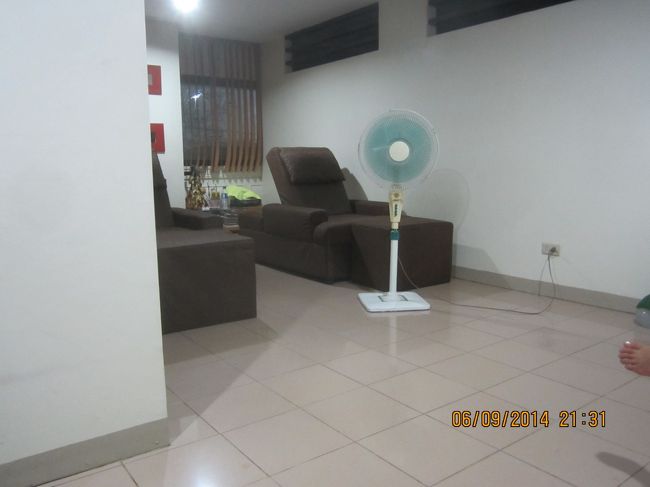 夕食後にマッサージ。ここで、踵の角質をとってもらう。角質とりとマッサージ。良し良し。