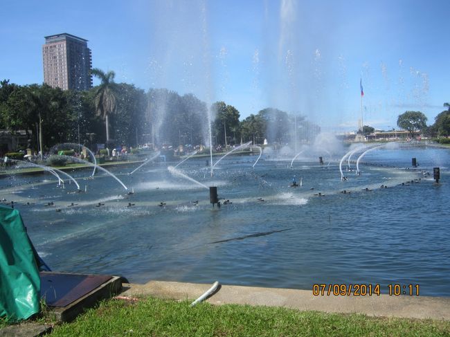 翌日、リサール公園までホテルタクシー。音楽に合わせた噴水。