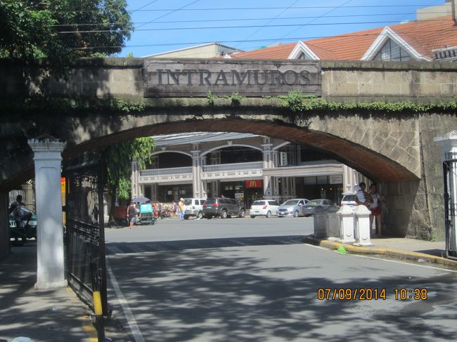 迷いながら、歩いてイントラムロスに到着。暑い暑い。