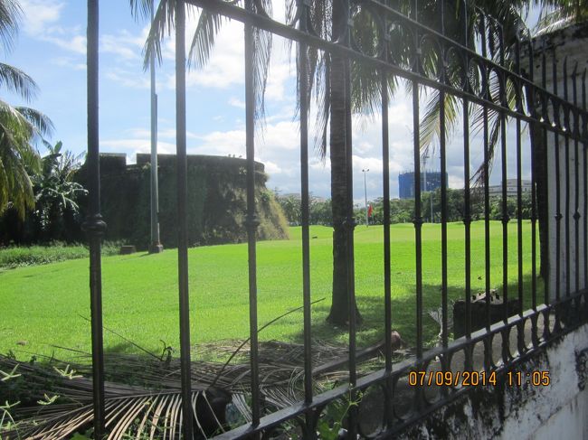 イントラムロスを一回りし、リサール公園に戻る途中。イントラムロスのゴルフコース。実は迷っているところ。