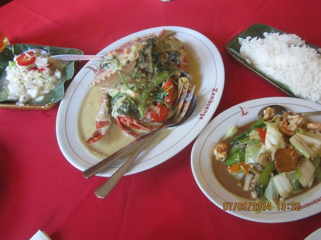 強い勧めでカニ。左は刺身のマリネ、キニラウ。これは良い。ダイエット中のため、野菜炒め。コレは最高。