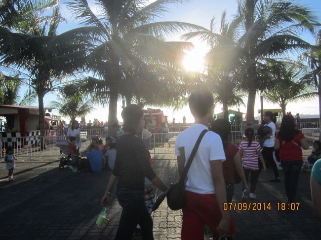 とにかく暑い。4時くらいまで、寒ーい、ホテルの部屋で待機。で、モール・オブ・アジアへ。このモールは、マニラベイへいけるので良い。