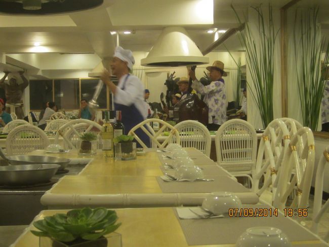 名前のとおり、コックとウェイターが、歌って踊っている。