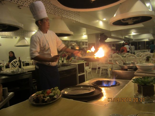 派手なパフォーマンス。これは火をつけるだけで料理をしてるわけではなく。