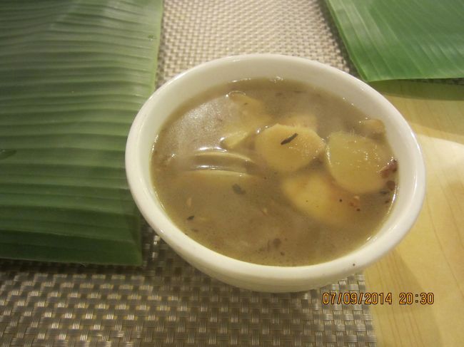 目の前で調理した、アサリ・ニンニク・生姜のスープ。コレはすごくうまくて、いっぱい食べてしまう。あとの息がニンニク臭い。