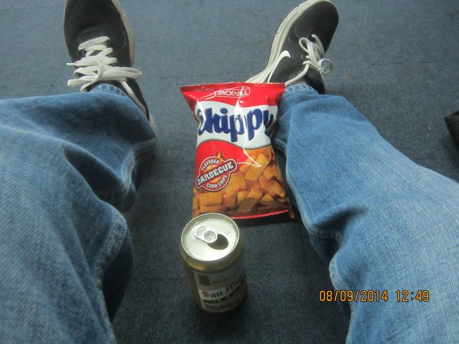 マニラ空港は改装中。仕方なく、スナックとビールでじか座り。これうまくない。