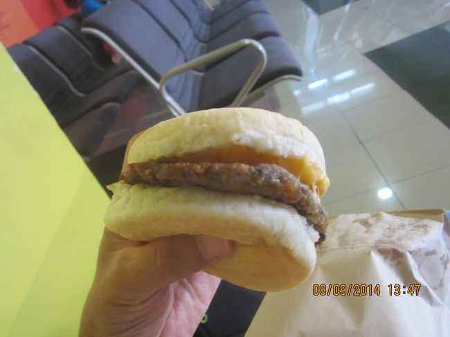 マニラ空港で、隣のターミナルまで行き、ソーセージマフィン