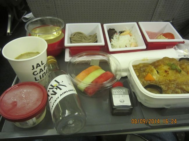 帰りの機内食は、なんとカツどん。コレが甘すぎて食べれず。