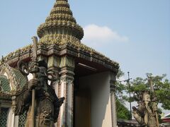 人の流れに乗ってワット・ポーへ入ってみました♪