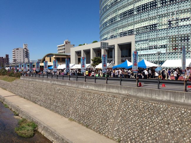 瀬戸川沿いにお店が並んでいます。