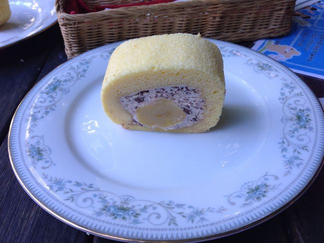 オープンテラス席で、せとものまつり会場で券を配っていた、お姉さんイチオシのロールケーキをいただきました。栗が丸ごと入っていて、おいしかったです。