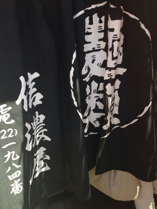 暑いので、早く暖簾の陰に入りたいです。