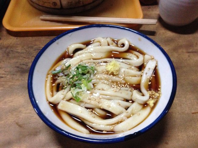 まず、食べたのは、このお店が発祥と言われている、『ころうどん』。早い話が冷たいうどんです。みてのとおりのやや平たい麺で独特の食感でした。