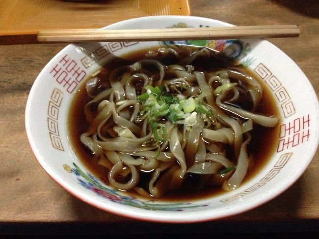 最初から『ころうどん』と『支那そば』を頼んでおいたので、ころうどんを食べ終わった頃に支那そばがでてきました。 平打ちの独特な麺です。