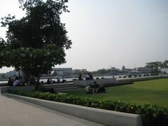 ター・ティアン船着き場周辺の広場。
寝転がったら気持ちよさそう！