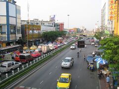 明日はマハー・チャイへのショートトリップを考えており、
下見として出発地のウォンウィエン・ヤイ駅周辺へ来てみました。
大渋滞！！