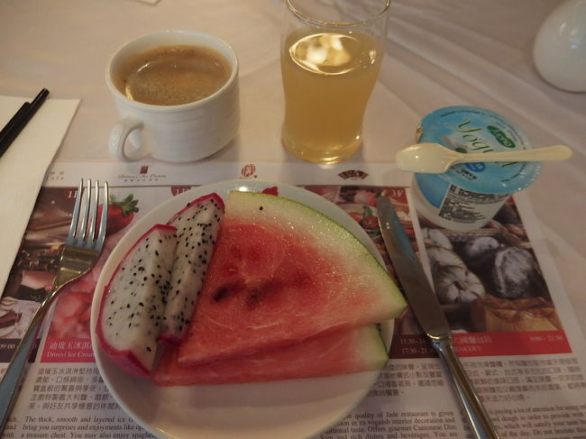 一旦ホテルに戻り、デザートとコーヒーをいただきました。<br />お、今日はドラゴンフルーツがあるぞ。<br /><br />リンゴジュースがすりおろし果実入りで美味しかったです。