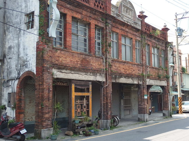 古めかしいステキな建物が。<br />町の文化財に指定されているようです。