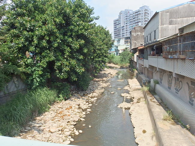 橋を渡ると・・・・。