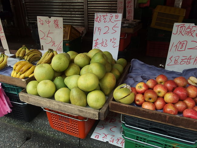 味のある商店街を通っていきます。