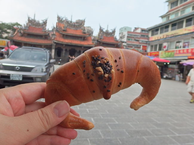 ほっとしたらお腹がすきました。<br />金牛角を食べてみましょう。<br /><br />・・・おお、なかなか美味しいじゃないですか。<br />このサクモチ感、わたしは好きですよ。<br />これはバナナ味で３５元です。<br />ちなみにアイスを入れると１９８元に値段が跳ね上がります。<br />食いしん坊の私たちは<br />「それならパンだけ食べたほうがいい！」<br />と、いろいろな味の金牛角を買ってわしわし食べたのでした。<br />パイン味がとっても美味しかったです。