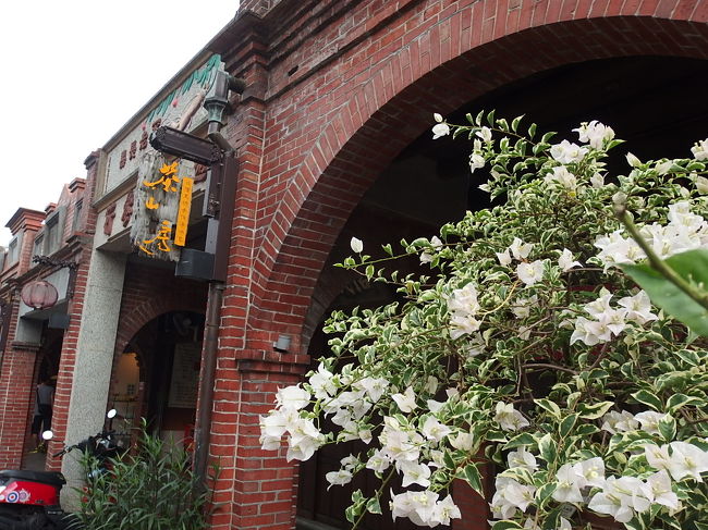 レンガの茶色と花の白がよく合いますねえ。
