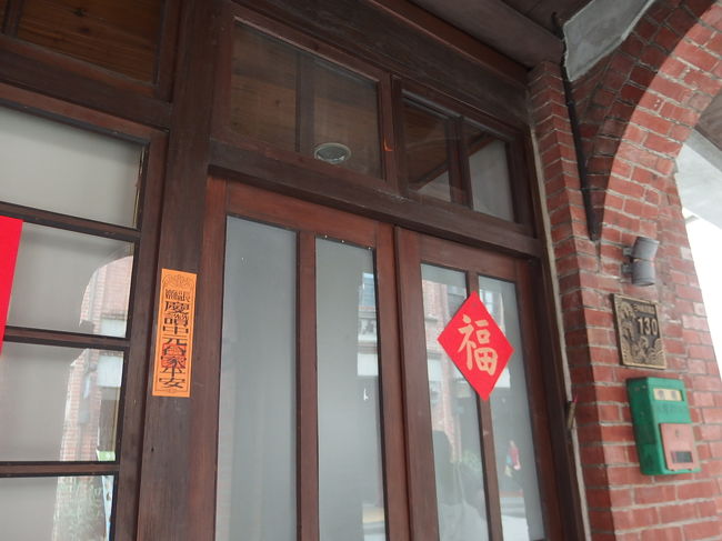 レンガの建物と木製の建具の組み合わせがステキです。