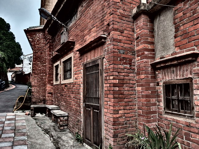 建物の裏側もちょっとだけ散策。<br />この雰囲気もいい・・・♪