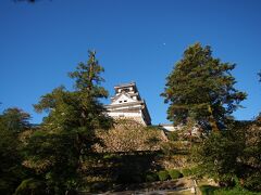 朝からあまりにも快晴やったんで、出遅れたのに高知城に寄り道〜