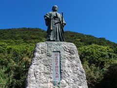 いつの時代の人かは知りませんが中岡慎太郎像。空あおっ！