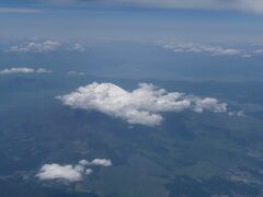 富士山には、残念ながら雲が。

僕の目の前でずっと一緒に眺めていた美人CAに。「富士山、見えない～」と泣きを入れると、
「富士山は、これから仕事で頑張る方には、『頑張れ！』…って姿を見せてくれるんです。yeppoon_lover様のように、遊びに行かれる方には、中々姿を見せてくれないんですよ、うふ」
嬉しいような、嬉しくないような、複雑なシチュエーションでした。
（もちろん、本音は、美人のCAと一緒にいられて、『すごく嬉しい』）