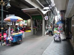 プロンポン駅。
周囲にはやはり、屋台が、たくさん！