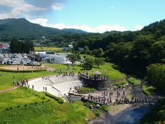 宮守駅を出てまもなく、めがね橋の上をＳＬ銀河が通ります。めがね橋とは、半円アーチ状の橋で、橋脚は高さ２０ｍ、全長１０７ｍ。岩手軽便鉄道の花巻〜仙人峠間が開通した大正４年に竣工し、昭和１８年に現在のかたちに改修されました。５連アーチが連なる橋梁は建設当時の鉄道土木技術の素晴らしさを伝えており、「土木学会選奨土木遺産」「近代化産業遺産」に認定されています。

またＪＲ釜石線の前身である「岩手軽便鉄道」をモデルに、宮沢賢治は名作「銀河鉄道の夜」を執筆したといわれています。

めがね橋のたもとに道の駅があって、このように整備されているらしく、大勢の人がＳＬ銀河が通るのを待ち構えており・・・車内から見ているこっち側の人たちもビックリ〜！です。

もちろんここにもカメラマンは大勢いますが・・・川の中まで入っているところを見ると、川の中あたりのほうが角度的に格好よく撮れるのかな・・・？

ＳＬ銀河が通ると、ほとんどの人が手を振ってくれます。カメラマンも、とり終わった人はたいがい手を振ってます。