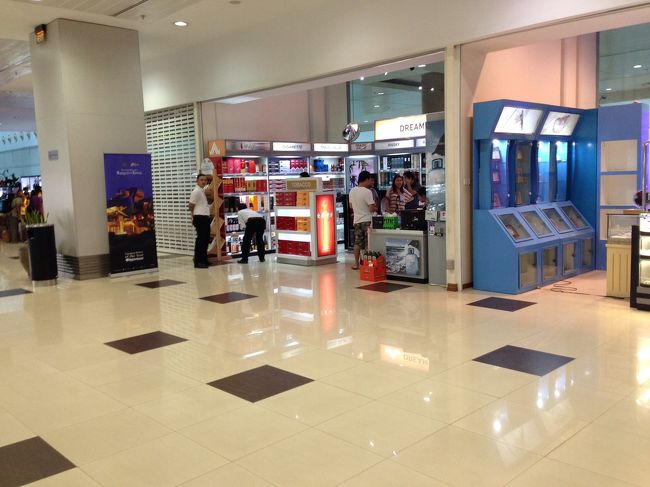 免税店が6店くらい並んでいます。喫煙所の隣りの店で冷えた缶ミャンマービールが2ドル、洋モク1カートンが20ドル前後でした。