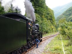 １４：１２、上有住（かみありす）に到着。ＳＬでも、時間通りなのには驚きます。ここでは２分間ほどの停車。やはり念入りなチェックを欠かしません。

上有住の愛称は、カヴェルノ（洞窟）です。近くに鍾乳洞があるらしいです。