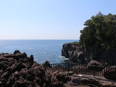 城ヶ崎海岸。溶岩が波に削られできた景色は迫力たっぶり、見下ろすと怖さたっぶりを体感できます。