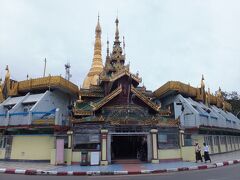 ゆっくり歩いたので３０分ほどでスーレーパゴダに到着。
