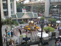 夕方、待ち合わせ場所のチットロム駅にやって来ました。
エラワン祠は今日も賑わっているなぁ〜！